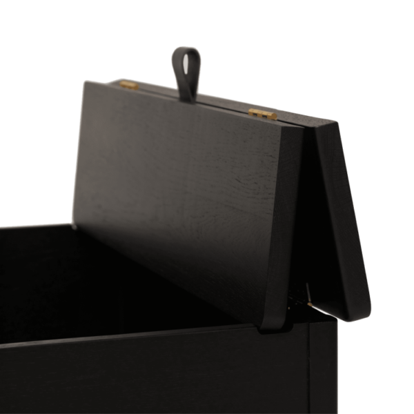Et elegant, moderne klavermusikstander lavet af sort træ, placeret oprejst oven på et åbent klaver fra TomorrowsDesign, vist mod en mørk baggrund.