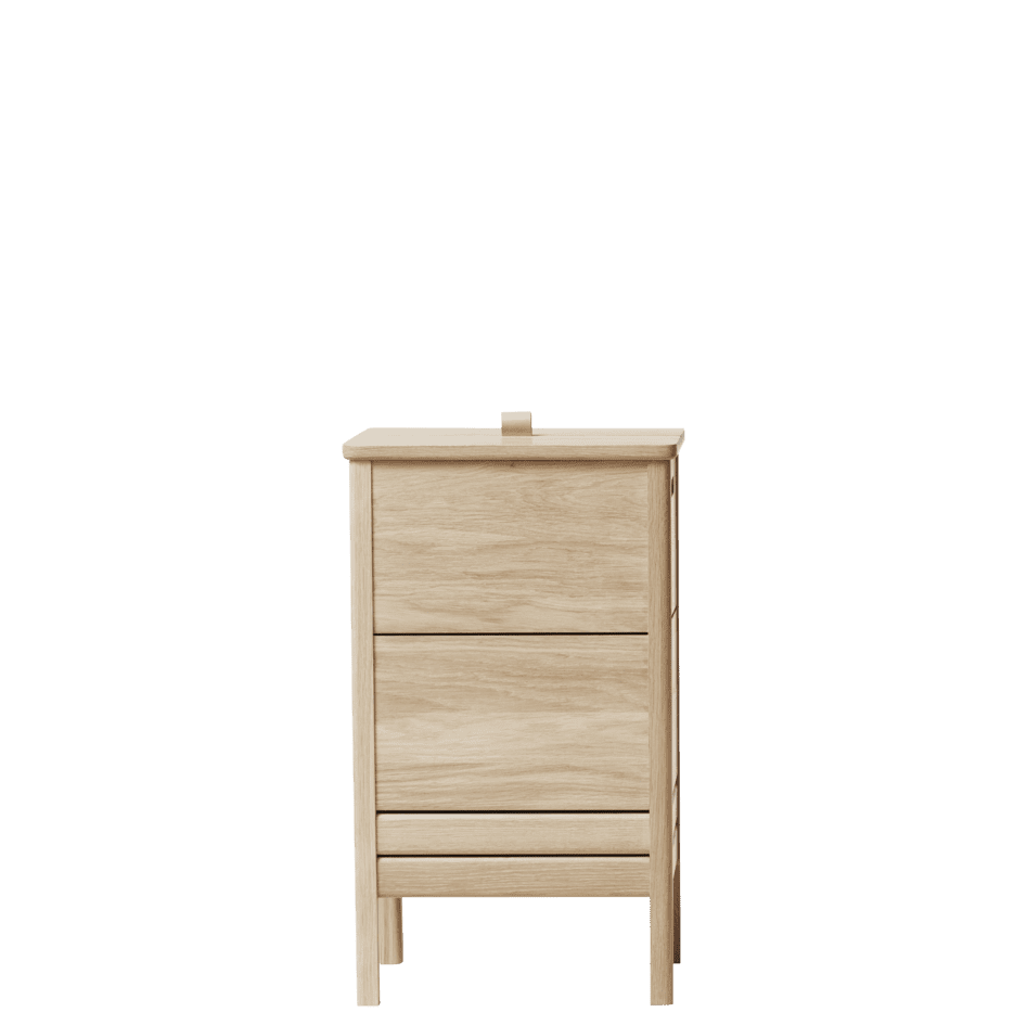 Et natbord i lyst træ med tre skuffer, med en minimalistisk designmøbler, sat mod en almindelig grøn baggrund.