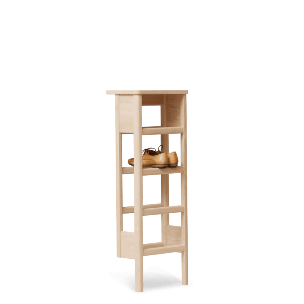 Et højt, smalt skohylde i træ med fire åbne hylder, delvist fyldt med et par metalliske guldsko, sat på en solid grøn baggrund fra TomorrowsDesign.