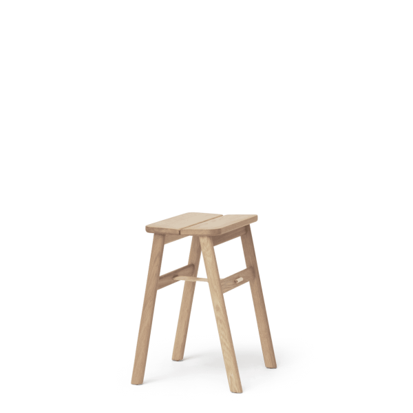 En træskammel med tre ben, udstillet mod en ensfarvet grøn baggrund. Skamlen har et trekantet sæde og et enkelt, robust design af TomorrowsDesign.