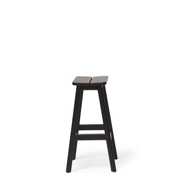 En sort foldeskammel fra TomorrowsDesign står på en almindelig grøn baggrund og kaster en blød skygge under den.