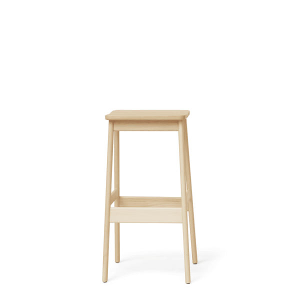 En FORM & REFINE - Angle Standard Barstol 75 med en flad top og en nederste hylde, placeret mod en solid grøn baggrund.