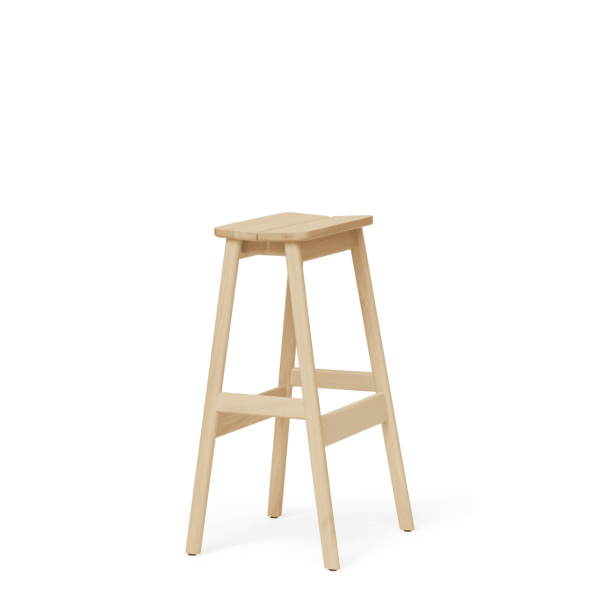 En FORM & REFINE - Angle Standard Barstool 75 står på en almindelig grøn baggrund, med tre ben forbundet med vandrette understøtninger og et fladt, rundt sæde.