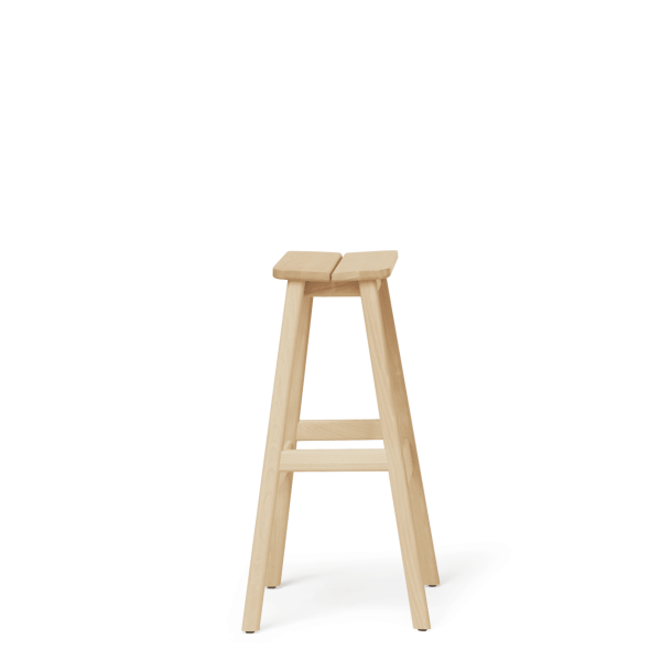 En FORM & REFINE - Angle Standard Barstool 75 står på en solid grøn baggrund, med et enkelt design med tre trin.