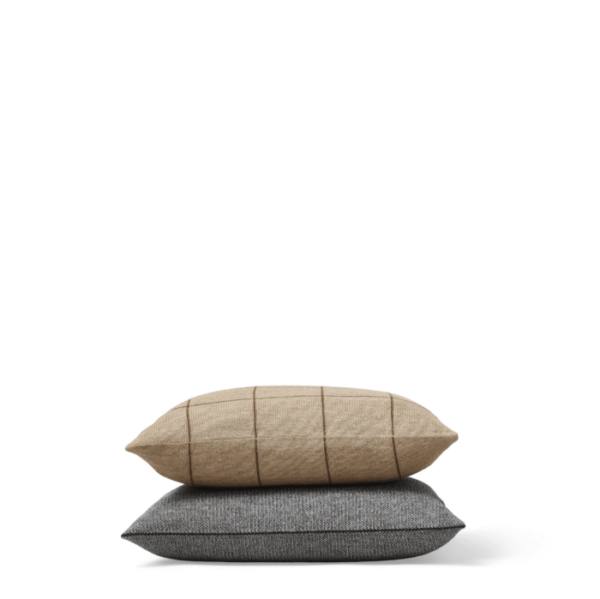 To stablede FORM & REFINE - Aymara Pude New Square puder på sort baggrund, den øverste beige med et quiltet design, og den nederste er grå med et tekstureret stof.