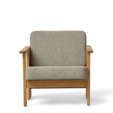 En minimalistisk moderne lænestol fra FORM & REFINE med lys træramme og gråt Hallingdal 65-betræk, isoleret på sort baggrund.