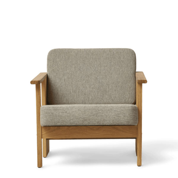 En minimalistisk moderne lænestol fra FORM & REFINE med lys træramme og gråt Hallingdal 65-betræk, isoleret på sort baggrund.