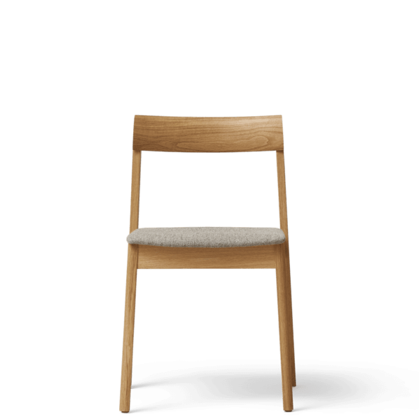 A FORM & REFINE - Blueprint Stol Hallingdal med en beige hynde på sædet, mod en almindelig grøn baggrund. stolen har et enkelt, rent design med lige ryglæn.