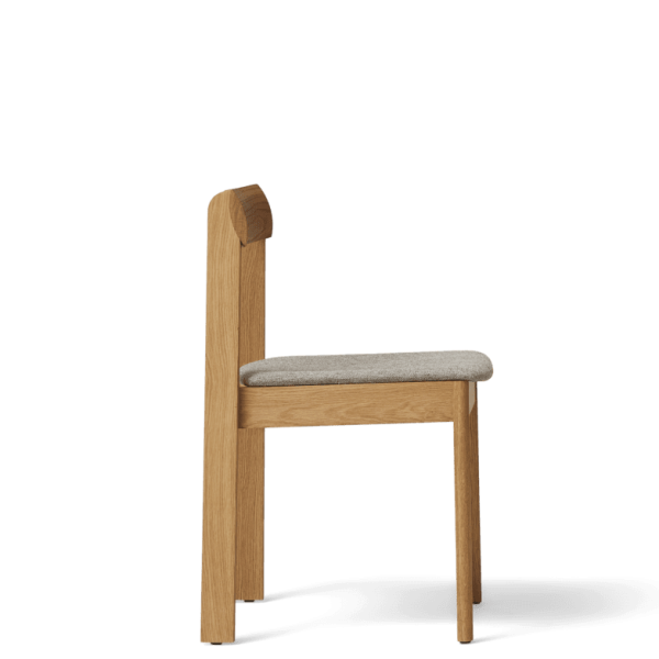 A FORM & REFINE - Blueprint Stol Hallingdal med et enkelt design, med et lodret ryglæn og et gråt polstret sæde, isoleret mod en solid grøn baggrund.