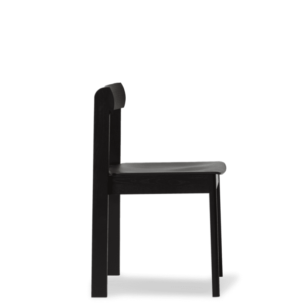 En moderne FORM & REFINE - Blueprint Stol med lige ryglæn og fladt sæde, placeret på højre side af en almindelig grøn baggrund. stolen har et minimalistisk design med skarpe vinkler.