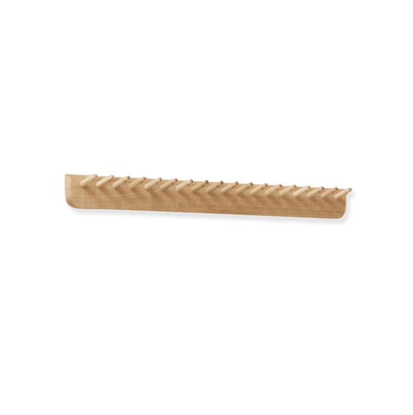 A FORM & REFINE - Echo Knagerække 88 med spiralriller, liggende på en solid grøn baggrund.