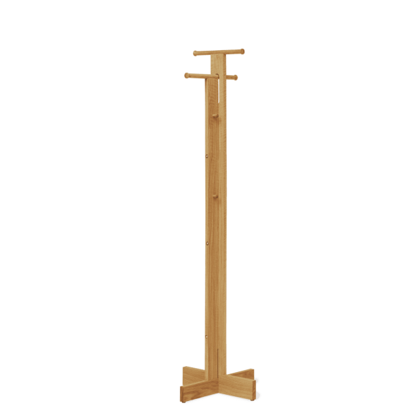 A FORM & REFINE - Foyer Stumtjener med et enkelt design, med en lodret stolpe monteret på en flad base, og to små vandrette stænger øverst til ophængning af genstande, isoleret mod en grøn baggrund.