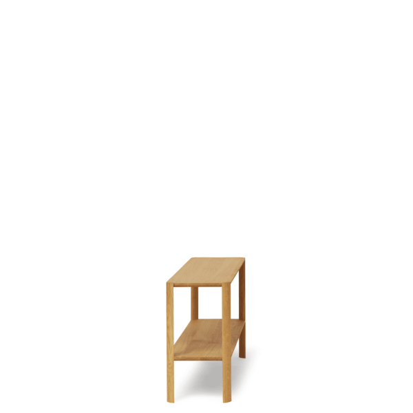 En simpel FORM & REFINE - Leaf Reol 1x2 med to trin, placeret mod en almindelig grøn baggrund.