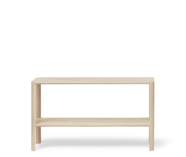 En enkel, usminket FORM & REFINE - Leaf Reol 1x2 med to niveauer, sat mod en solid grøn baggrund. bænken er tom og fremvist i et klart frontalt billede, hvilket fremhæver dets minimalistiske design.