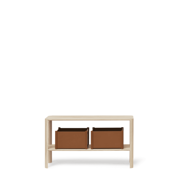 A FORM & REFINE - Leaf Reol 1x2 med to brune puder, sat mod en almindelig grøn baggrund.