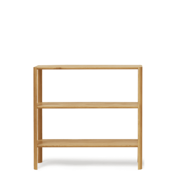 En simpel FORM & REFINE - Leaf Reol 1x3 med en naturlig finish, stående mod en solid grøn baggrund.