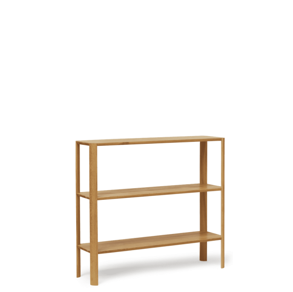 A FORM & REFINE - Leaf Reol 1x3 på en solid grøn baggrund. hylderne er tomme, og reolen har en let, naturlig træfinish.