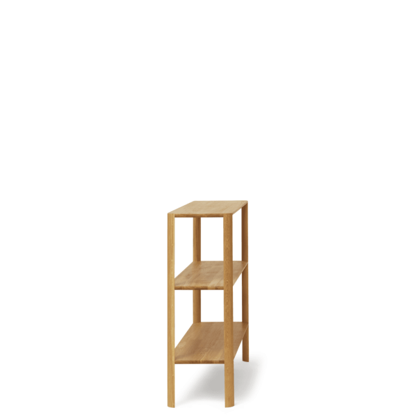 EN FORM & REFINE - Leaf Reol 1x3 hylde står på en almindelig grøn baggrund, med bløde skygger castet bagved, hvilket fremhæver dets enkle, funktionelle design.
