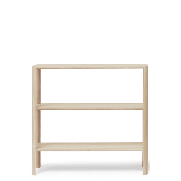A FORM & REFINE - Leaf Reol 1x3 stående mod en solid grøn baggrund. hylden er tom og designet med et enkelt, moderne udtryk.