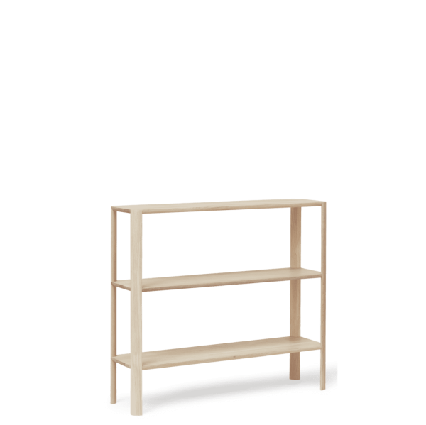 En enkel, let træ FORM & REFINE - Leaf Reol 1x3 med tre hylder, stående mod en almindelig mørkegrøn baggrund. Der er ingen varer på hylderne.