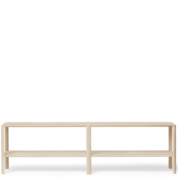 En minimalistisk FORM & REFINE - Leaf Reol 2x2 med en naturlig finish, sat mod en solid mørkegrøn baggrund. bænken har et enkelt, rent design med et fladt sæde og en rektangulær ramme.
