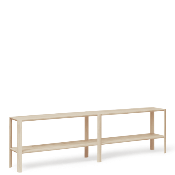 En lang, lavprofil FORM & REFINE - Leaf Reol 2x2 med en naturlig finish, med en topoverflade og en hylde, sat mod en solid grøn baggrund.
