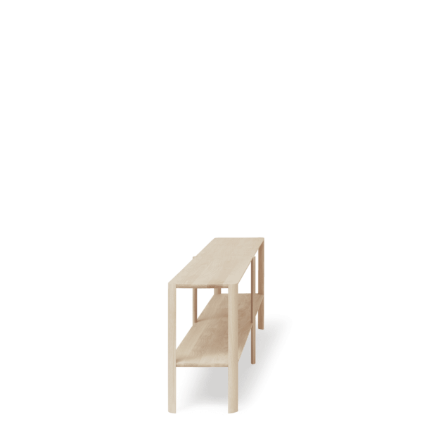 A FORM & REFINE - Leaf Reol 2x2 med to trin, placeret på en solid grøn baggrund. skamlen fremstår robust og er placeret til at vise begge trin tydeligt.