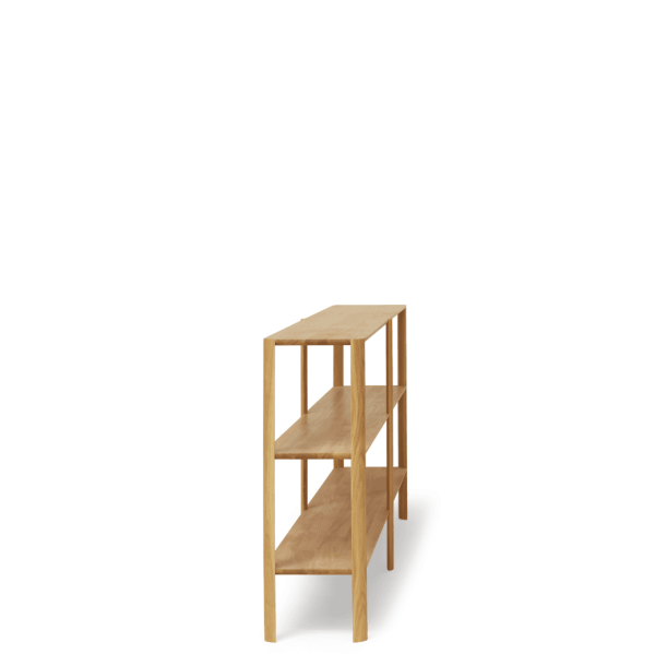 En simpel FORM & REFINE - Leaf Reol 2x3 med to trin, placeret på en grøn baggrund. skamlen fremstår robust og praktisk til at nå højere hylder eller skabe.