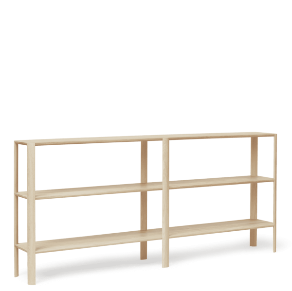 En lang, lav FORM & REFINE - Leaf Reol 2x3 træreol med tre hylder, vist mod en almindelig grøn baggrund. enheden har en naturlig finish og et enkelt, minimalistisk design.