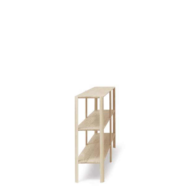 En FORM & REFINE - Leaf Reol 2x3 med to trin er placeret mod en almindelig grøn baggrund. skamlen fremstår ufærdig og har et funktionelt, robust design.