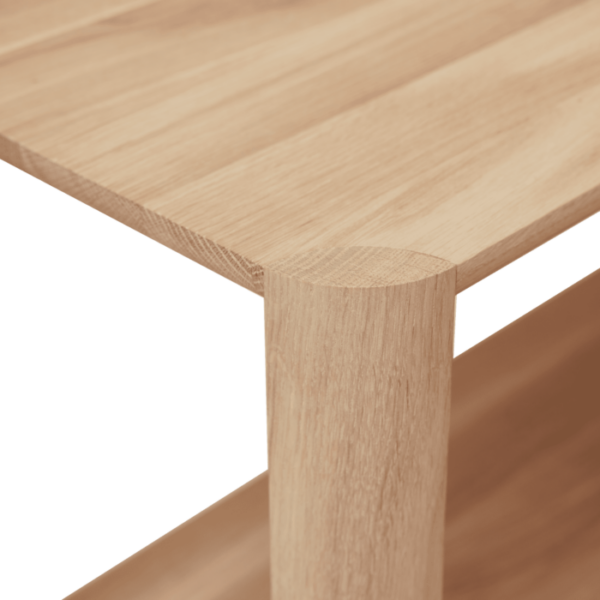 Nærbillede af en FORM & REFINE - Leaf Reol 1x3, der viser den detaljerede tekstur af bordpladen og det glatte, cylindriske træben.