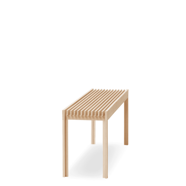 En enkel FORM & REFINE - Letvægts Bænk med lamel top design, stående på en almindelig mørkegrøn baggrund.
