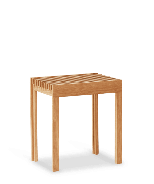 A FORM & REFINE - Letvægts Taburet med fire ben på en almindelig grøn baggrund, der kaster en blød skygge nedenunder. Taburettens design er enkelt og funktionelt.