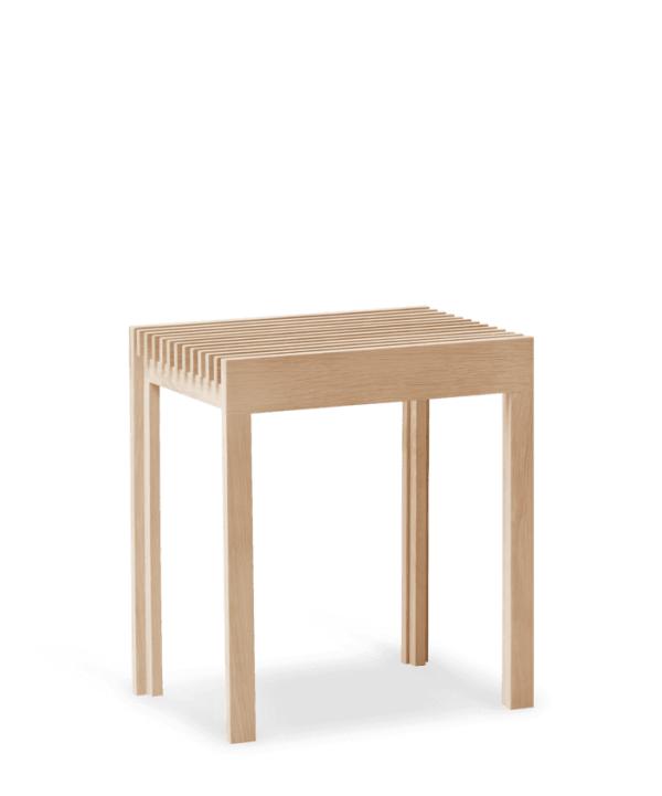 A FORM & REFINE - Letvægts Taburet på en almindelig, mørkegrøn baggrund, der viser et minimalistisk design med rene linjer og en let træfinish.