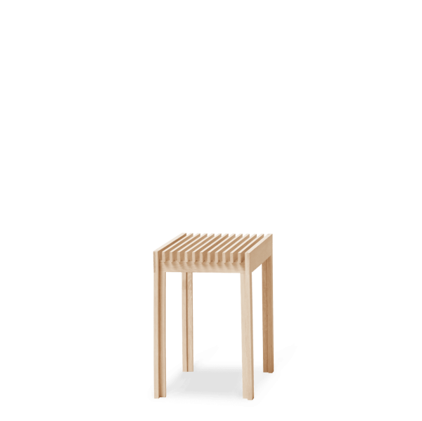 A FORM & REFINE - Letvægts Taburet med slanke ben og tæt placerede vandrette lameller til sædet, placeret på en almindelig grøn baggrund.