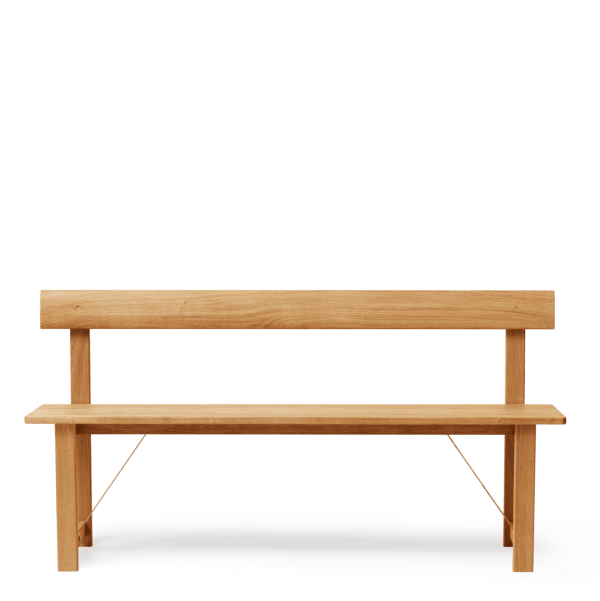 A FORM & REFINE - Placer Bænk 155 med et fladt sæde og et lige ryglæn, placeret mod en solid grøn baggrund.