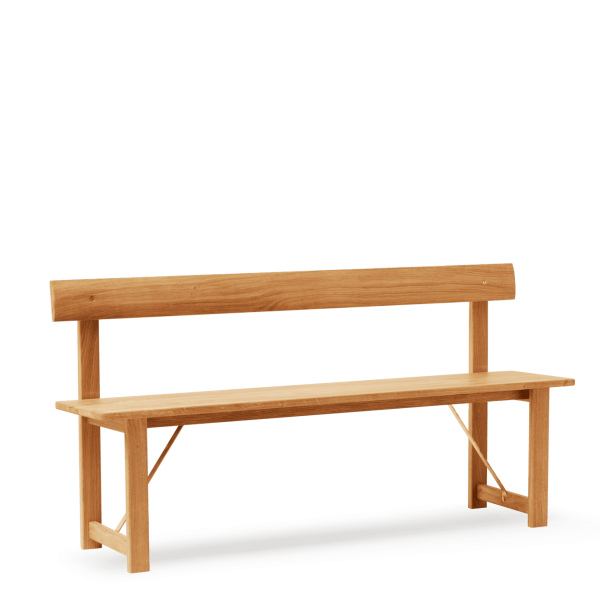 En simpel FORM & REFINE - Placer Bænk 155 med et fladt sæde og et lige ryglæn, sat mod en solid grøn baggrund. bænken har et traditionelt design med synlige træårer.