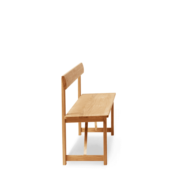 En enkel træstol med fladt sæde og lige ryglæn, placeret på en solid grøn baggrund, eksemplificerer FORM & REFINE - Position Bænk 155 designmøbler.