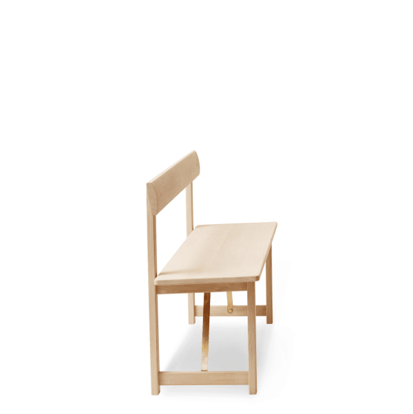 En enkel, FORM & REFINE - Placer Læderhynde 155 med et vedhæftet bord, placeret på en solid grøn baggrund. designet har rene, ligetil linjer med en naturlig finish.