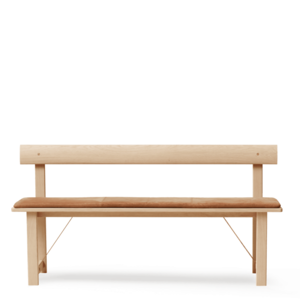 A FORM & REFINE - Placer Læderhynde 155 med et enkelt design, med et fladt sæde og et enkelt ryglæn, sat mod en almindelig sort baggrund. bænken er understøttet af robuste ben og en tværbjælke for stabilitet.