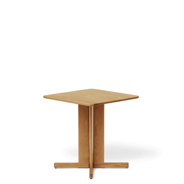 A FORM & REFINE - Quatrefoil Bord 68x68 bord med et enkelt design og robuste ben, der står isoleret på en grøn baggrund med en subtil skygge under sig.
