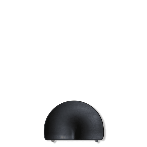 En moderne sort stol med en unik, halvkuppelform og en glat, blank finish, placeret centralt mod en solid grøn baggrund. Stolen har en lav profil og understøttes af subtile sorte ben, der inkorporerer principperne i TomorrowsDesign.