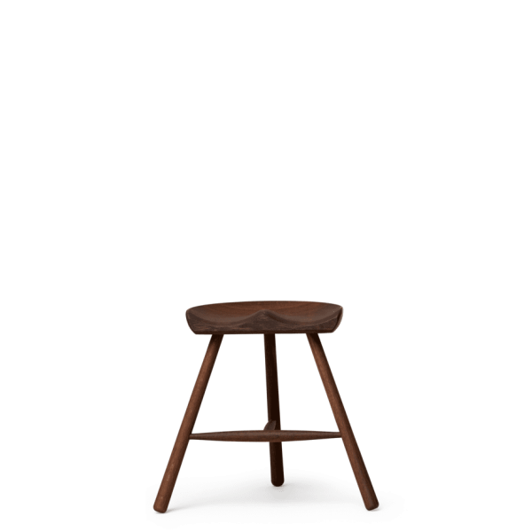 En enkel, trebenet FORM & REFINE - Shoemaker Taburet nr. 49 med et afrundet sæde, vist mod en solid grøn baggrund.