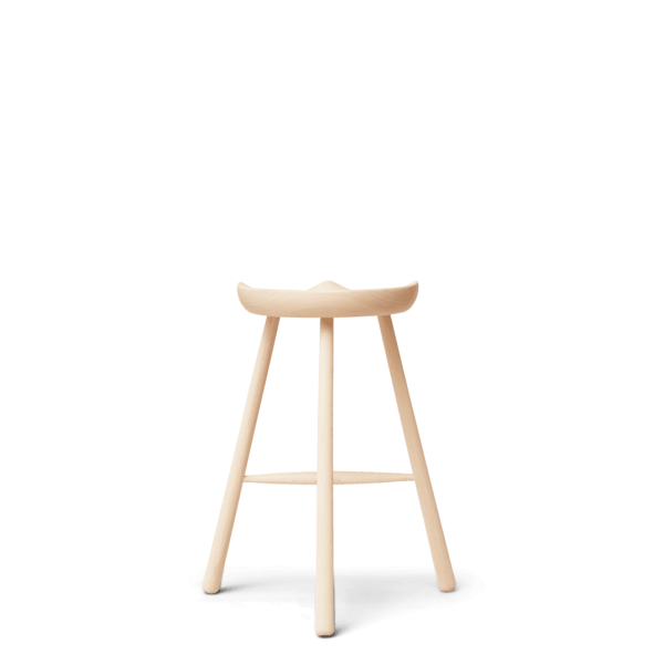 A FORM & REFINE - Shoemaker Barstol nr. 68 med buet sæde og tre ben på en solid grøn baggrund.