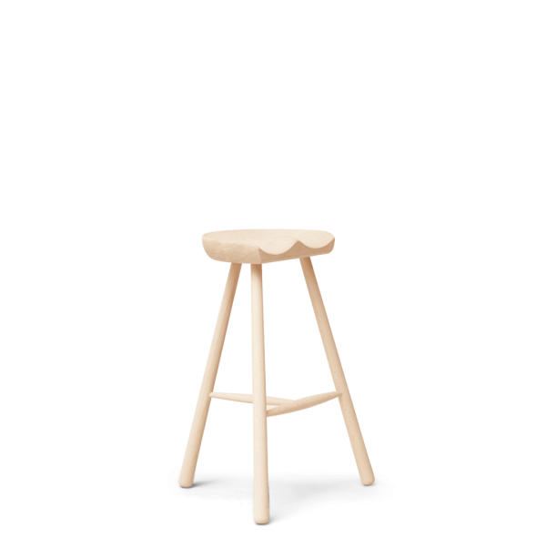 A FORM & REFINE - Skomager Barstol nr. 68 med tre ben og et rundt, fladt sæde, stående mod en solid mørkegrøn baggrund.