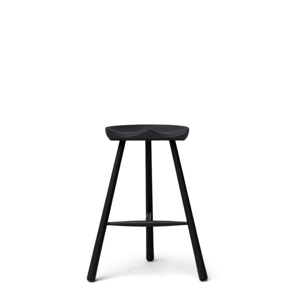 A FORM & REFINE - Skomager Barstol nr. 68 med et trekantet sæde og tre ben, sat mod en solid mørkegrøn baggrund.