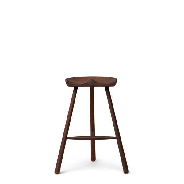 A FORM & REFINE - Skomager Barstol nr. 68 med trekantet sæde og tre ben, placeret mod en solid grøn baggrund.