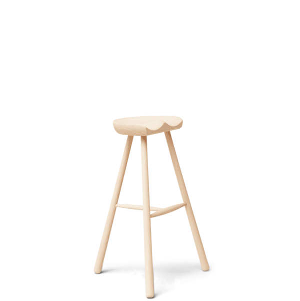 A FORM & REFINE - Skomager Barstol nr. 78 med tre ben, placeret mod en almindelig mørkegrøn baggrund. skamlen har et rundt, fladt sæde og er malet i en lys beige farve.