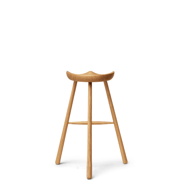 A FORM & REFINE - Shoemaker Barstool No. 78 med et unikt buet sæde og tre ben, der står på en solid grøn baggrund.