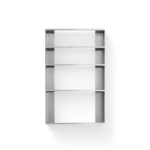 En tom metalreol med fire rum mod en solid grøn baggrund, der perfekt indbefatter TomorrowsDesign-etos.